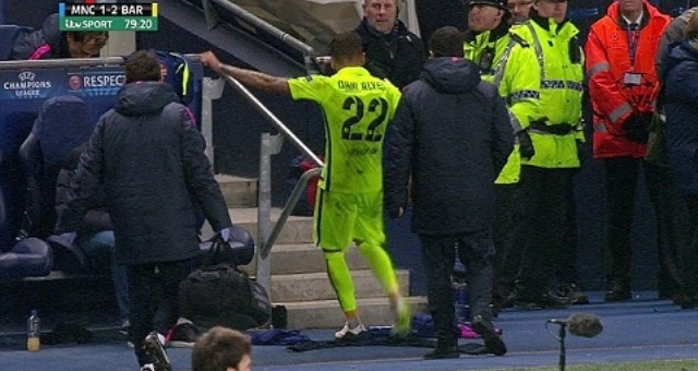 VIDEO: Dani Alves tức giận đá vỡ chai nước khi bị thay ra